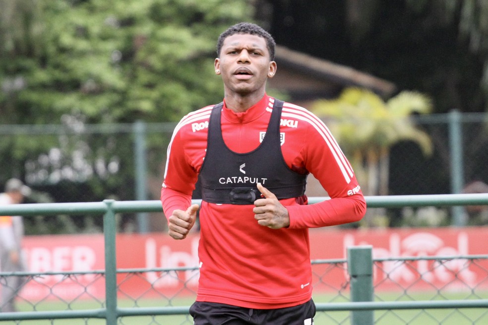 Arboleda corre no CT do São Paulo — Foto: São Paulo FC