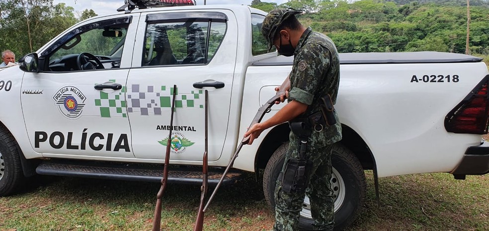 Foram apreendidas espingardas no sábado (24) na zona rural de Agudos — Foto: Divulgação/Polícia Ambiental