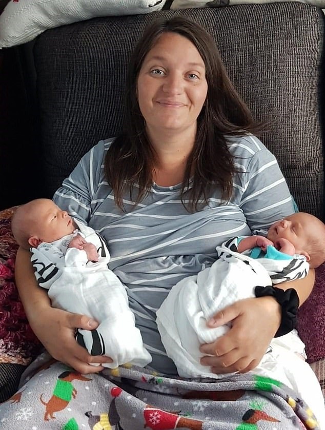 Lucy Kelsall com os gêmeos David e Samuel (Foto: Reprodução/Daily Mail)