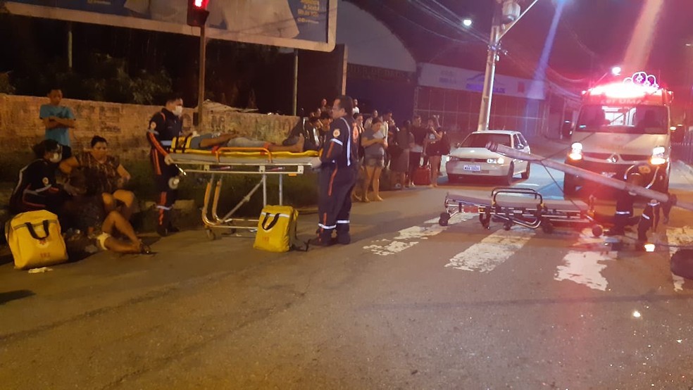 Samu fez atendimentos na Avenida Bernardo Vieira, na Zona Oeste de Natal, na noite de quarta (22) — Foto: Sérgio Henrique Santos/Inter TV Cabugi