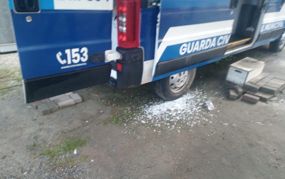 Pelo menos 15 disparos atingiram a base móvel da GCM de Praia Grande, SP — Foto: Divulgação
