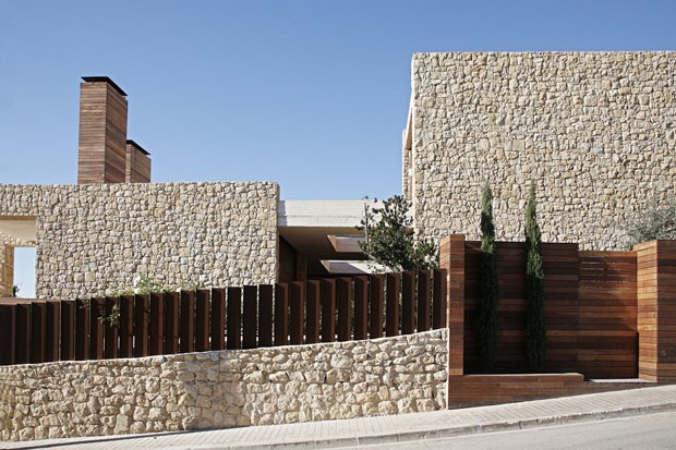 Casa de pedra, madeira e concreto, na Espanha (Foto: Mayte Piera / divulgação)