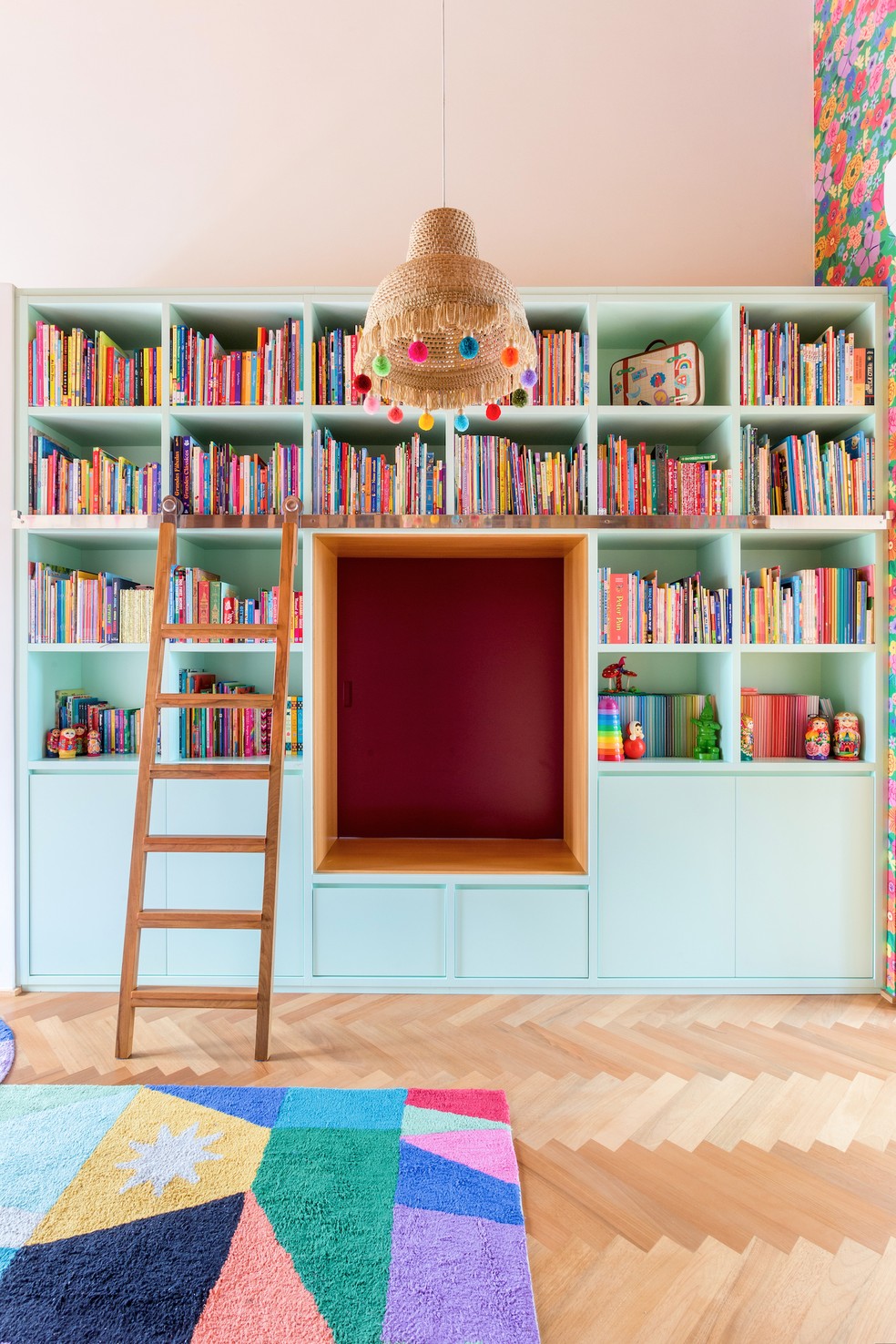 A super biblioteca tem at&eacute; escada para acessar o alto e passagem secreta que pode ser fechada &mdash; Foto: Mariana Lima / Divulga&ccedil;&atilde;o