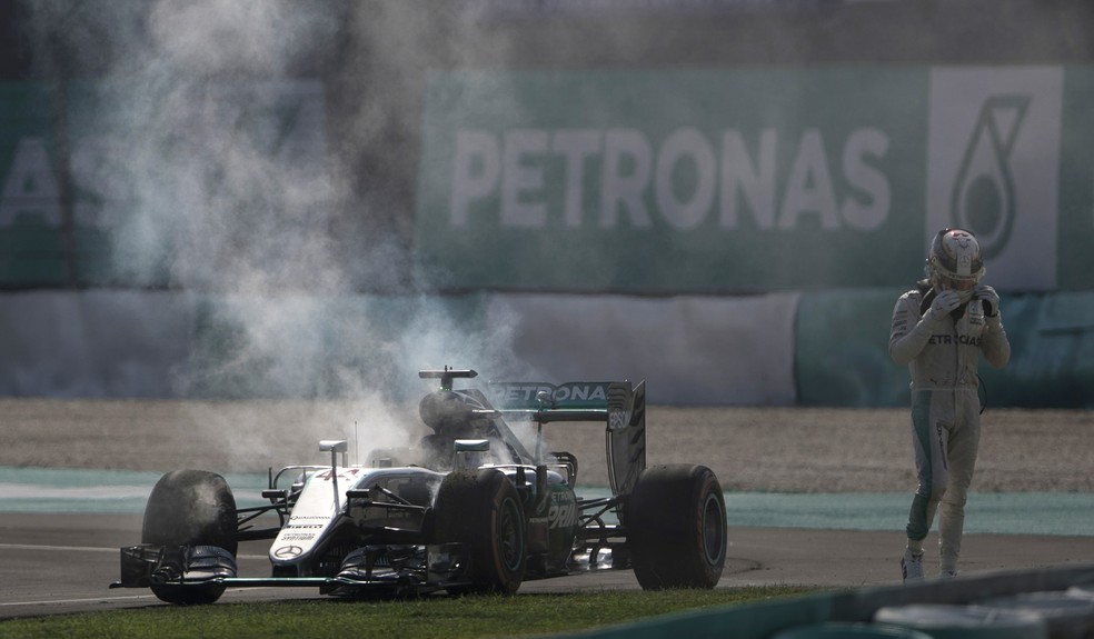 Motor de Lewis Hamilton quebra no GP da Malásia (Foto: AP )