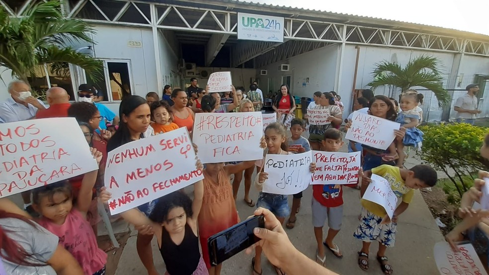Protesto reuniu pais, mães e filhos em frente à UPA Pajuçara — Foto: Sérgio Henrique Santos/Inter TV Cabugi