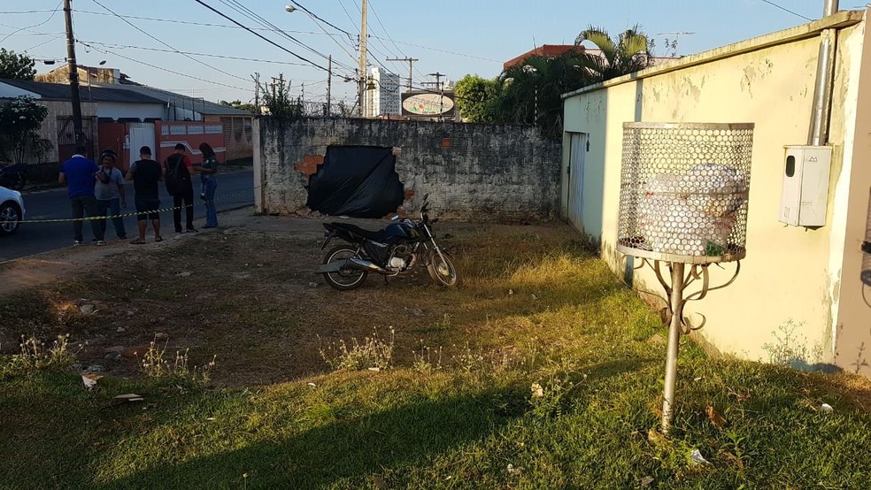 Motorista teria perdido o controle do carro e parou apenas apÃ³s atingir muro (Foto: Arquivo pessoal)