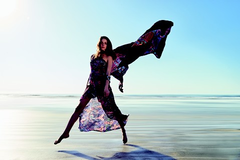 A modelo Nathalie Edemburg estrela a campanha de verão 2018 da TVZ, batizada de "Exotic Island". Os cliques de Tavinho Costa tem como cenário a praia de Iporanga, em São Paulo