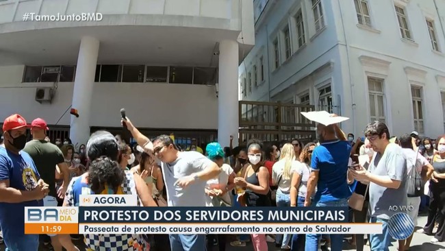 Servidores da prefeitura de Salvador protestam por reajuste salarial
