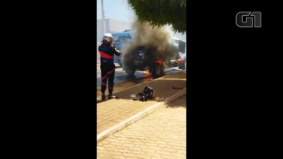 Carro de atletas maranhenses pega fogo durante etapa do Rally dos Sertões. — Foto: Divulgação/Redes sociais