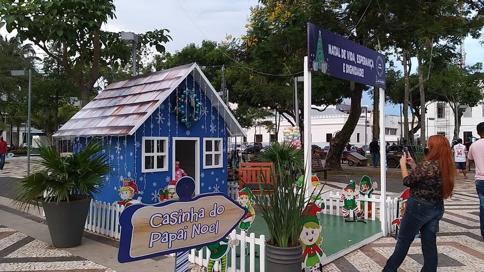 Casinha do Papai Noel permaneceu na cor azul na decoração de Rio Branco — Foto: Eldérico Silva/Rede Amazônica Acre