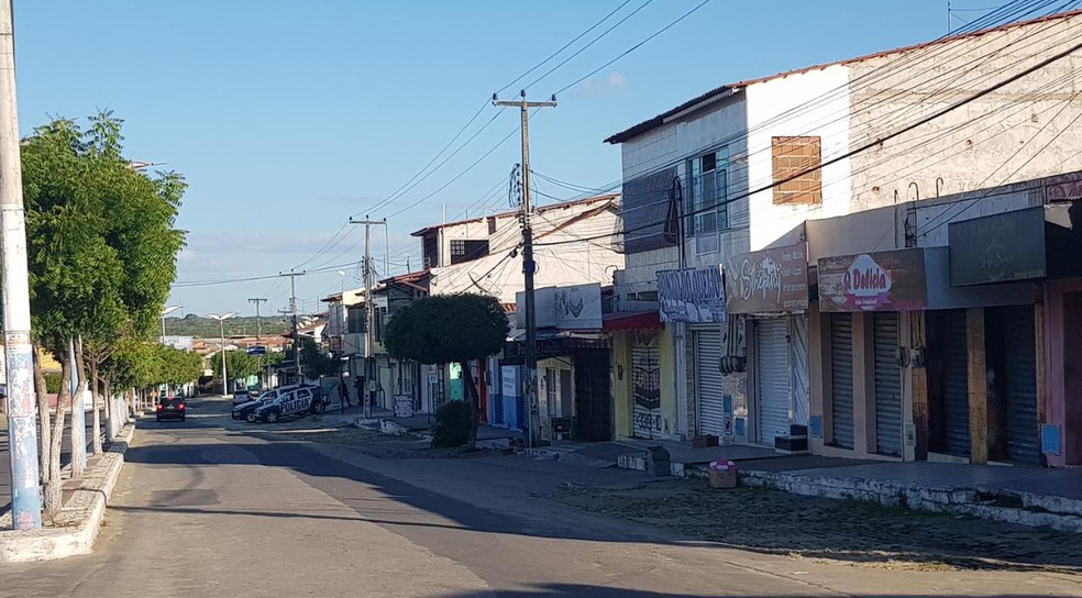 Comércio de Chorozinho amanheceu fechado nesta terça-feira  — Foto: Rafaela Duarte/SVM