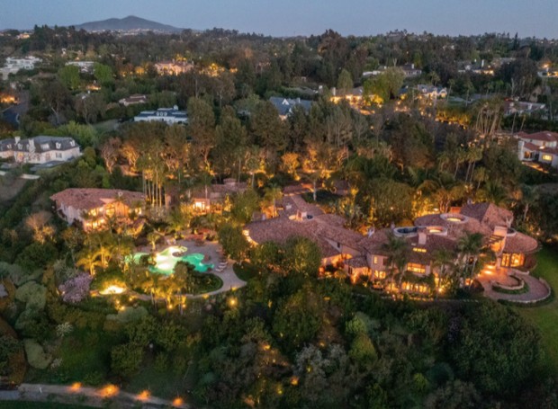 A mansão ocupa um terreno gigantesco repleto de vegetação na Califórnia (Foto: Willis Allen Real Estate / Reprodução)