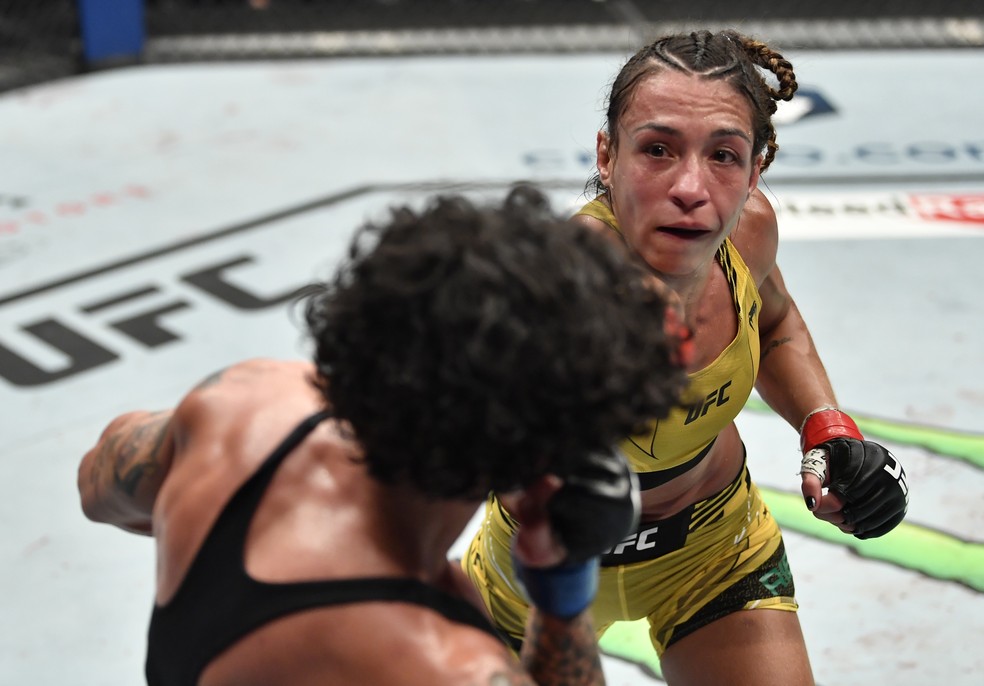 Amanda Ribas venceu Virna Jandiroba por decisão unânime (triplo 29-28)   — Foto: Getty Images