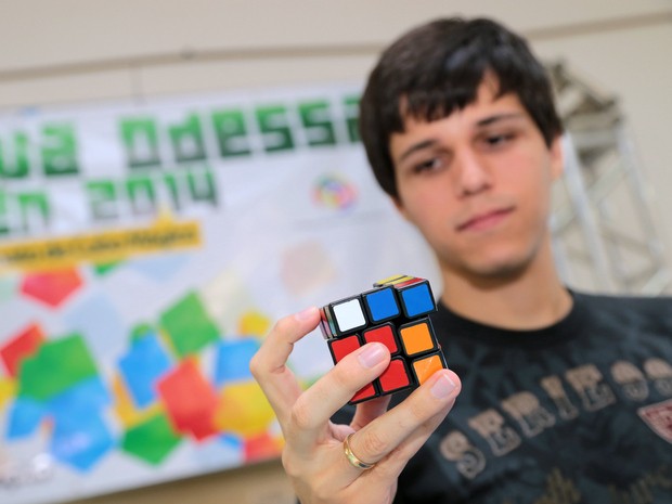 G1 - Jovem resolve cubo mágico com os pés em 50 segundos - notícias em  Santos e Região