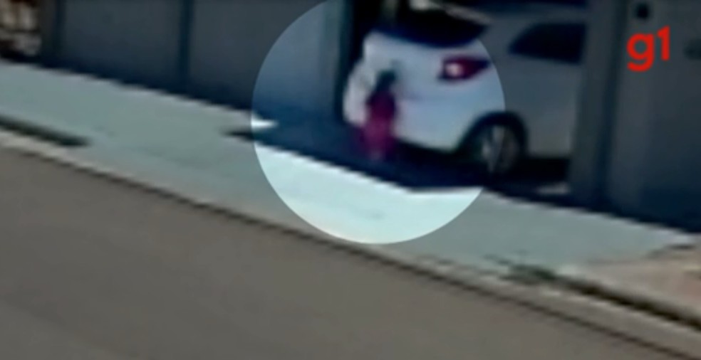 Criança foi atingida pelo carro, em Cascavel — Foto: Câmera de monitoramento