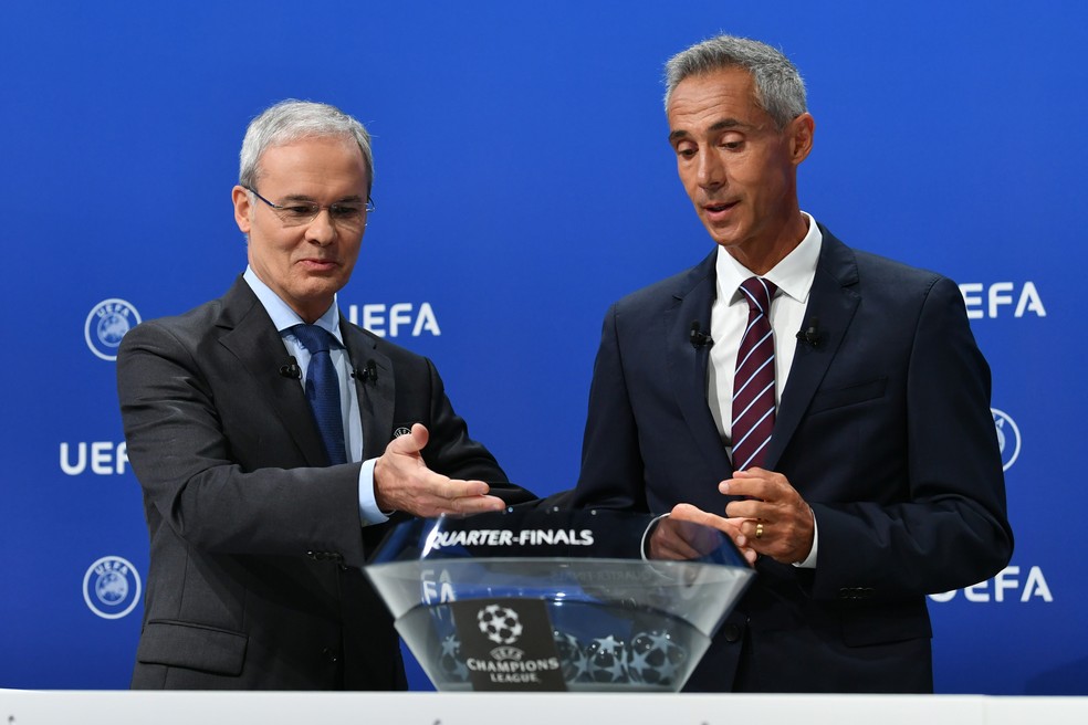 Giorgio Marchetti, secretário-geral da Uefa, e o ex-jogador português Paulo Sousa no sorteio da Liga dos Campeões — Foto: Harold Cunningham / UEFA / AFP