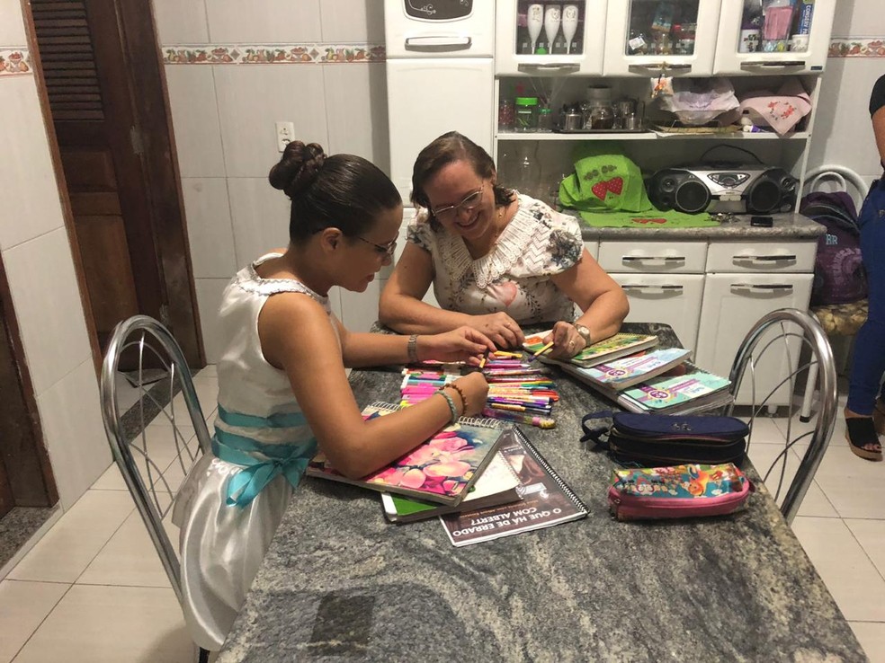 Filha se surpreendeu com a repercussão e diz que vai retribuir o carinho com boas notas — Foto: Maristela Gláucia/Sistema Verdes Mares