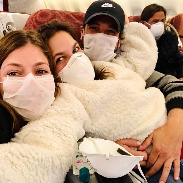 Ana Paula Tabalipa, Thais Müller e Alexandre Slaviero no avião, voltando do Marrocos (Foto: Reprodução/Instagram)