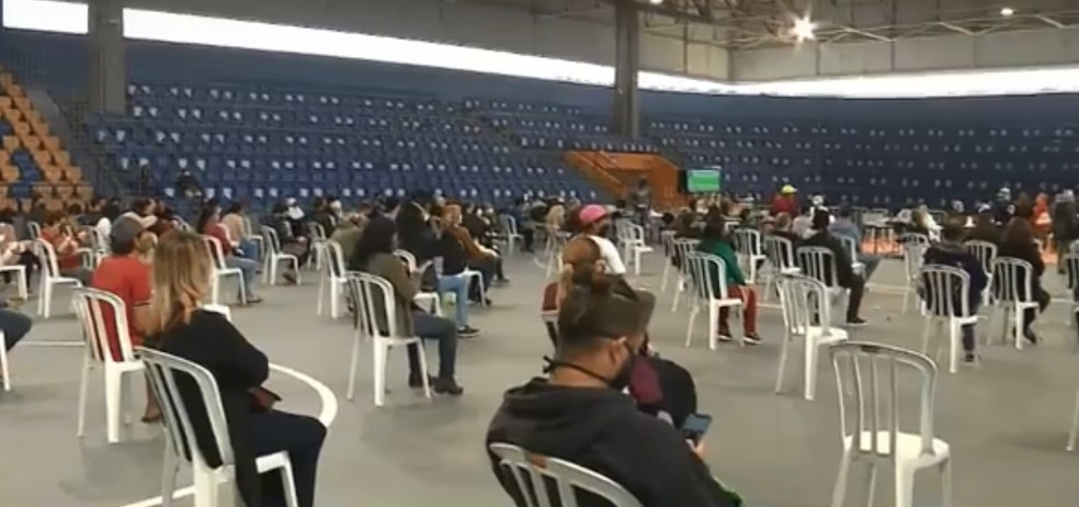 Distribuição do medicamento ocorreu no ginásio de esportes, em Paranaguá — Foto: RPC/Reprodução
