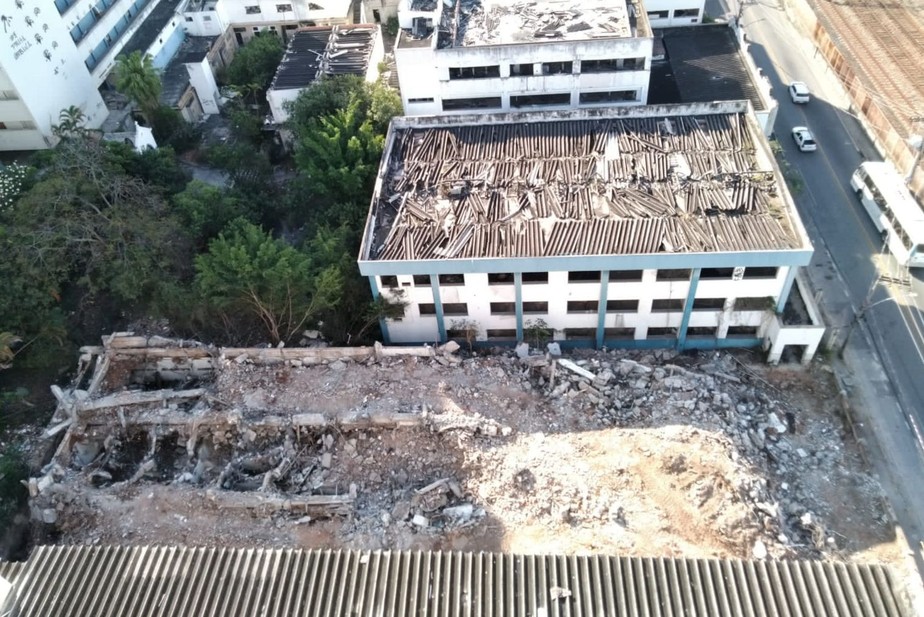 Visão de cima. Segundo prédio da universidade Gama Filho é demolido no Rio