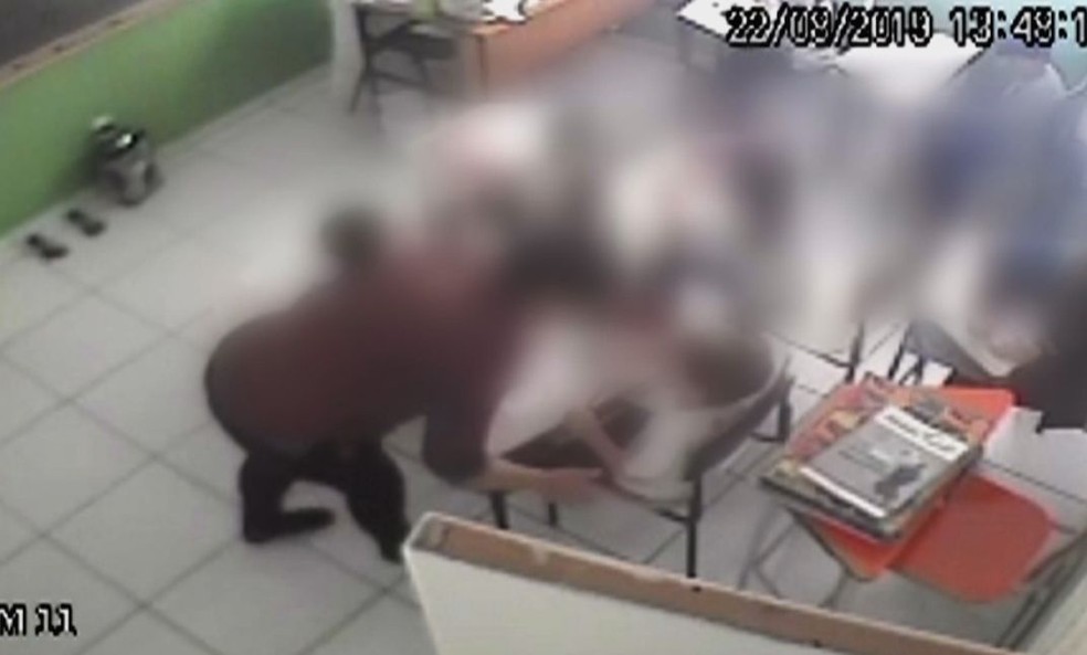 Em uma das imagens a professora chega a puxar o cabelo de um dos alunos em Assis  — Foto: TV TEM / Reprodução 