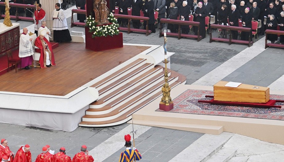 O Papa Francisco perante o caixão de seu antecessor, Bento XVI, na missa no Vaticano