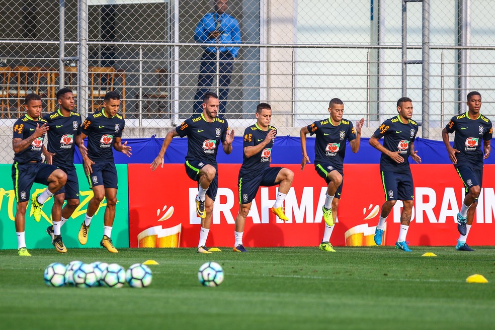 Guilherme Guedes (ao lado de Gabriel Jesus) já treinou com a Seleção, sob o comando de Tite (Foto: Lucas Uebel / Grêmio / Divulgação)