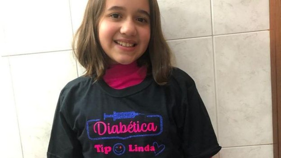 Caroline faz tratamento com insulina e precisa checar sua glicemia diariamente — Foto: Arquivo pessoal