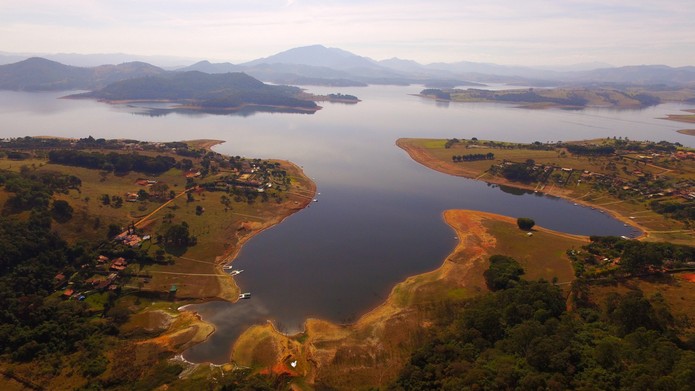 Vista aÃ©rea da represa do Jaguari, na cidade de BraganÃ§a, no interior de SÃ£o Paulo. Segundo a Sabesp, Ã­ndice que mede o volume de Ã¡gua armazenado no sistema Cantareira opera em queda, registrando 40,8% da capacidade total (Foto: Luis Moura/WPP/EstadÃ£o ConteÃºdo)
