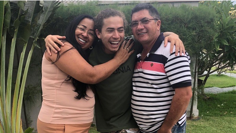 Whindersson Nunes com os pais: Valdenice Nunes e Hidelbrando Batista (Foto: Divulgação )