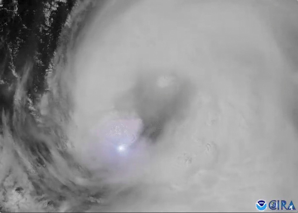 Imagem de satélite mostra raios no furacão Laura — Foto: NOAA / Via REUTERS 