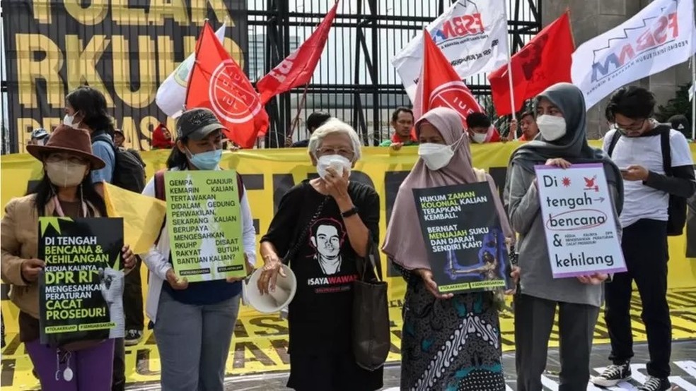 Houve protestos contra o novo código em frente ao Parlamento, em Jacarta, na segunda-feira — Foto: GETTY IMAGES via BBC