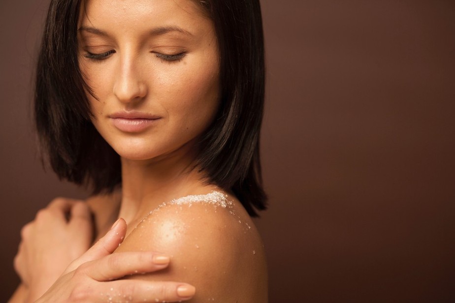 Esfoliantes corporais ajudam a remover as células mortas e a deixar a pele mais macia