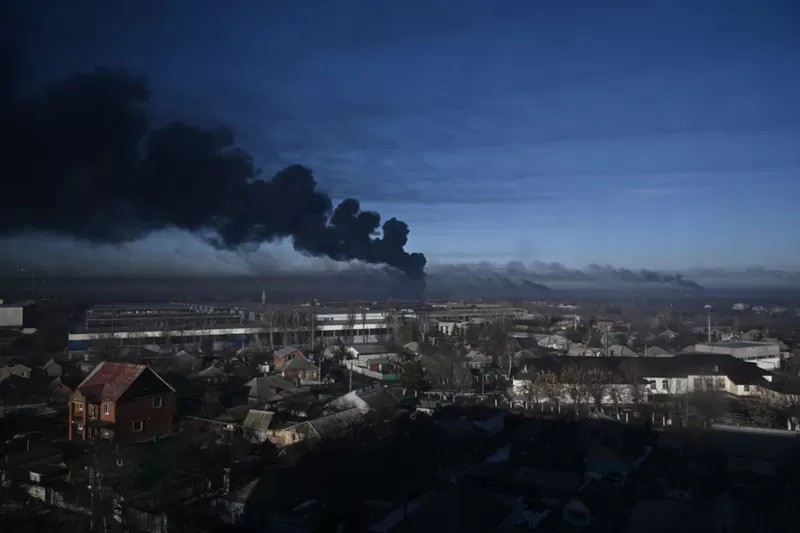 Focos de fogo e fumaça surgem em instalações militares em Chuhuiv, próxima a Kharkiv (Foto: AFP via BBC News)