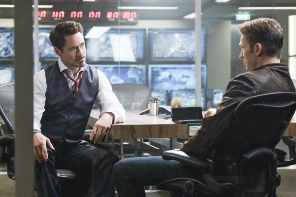Robert Downey Jr e Chris Evans em cena de 'Capitão América: Guerra Civil' (Foto: Divulgação)