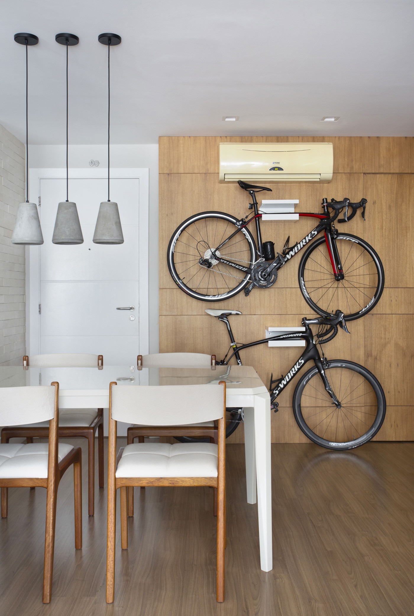 Décor do dia: sala de jantar com bicicletas na parede e pontos de cor (Foto: Denilson Machado/MCA Estúdio)