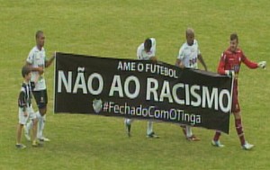 Jogadores do Tupi com faixa contra o racismo (Foto: Michel Diogo)