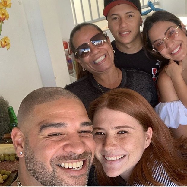 Mariah de Moraes e Adriano Imperador curtem churrasco com grupo de amigos (Foto: Reprodução / Instagram)