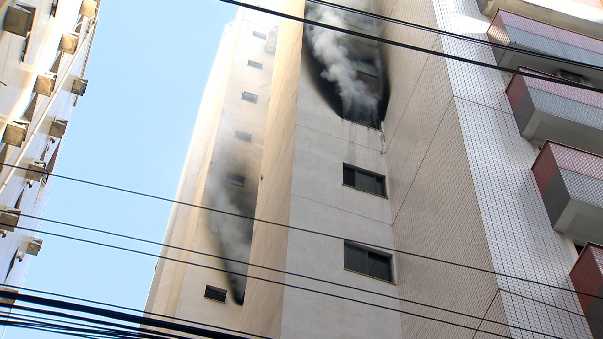 Incêndio atinge apartamento em Vila Velha, ES 