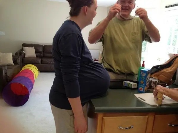 Mulher apoia barriga na bancada durante gestação (Foto: Reprodução/BuzzFeed)