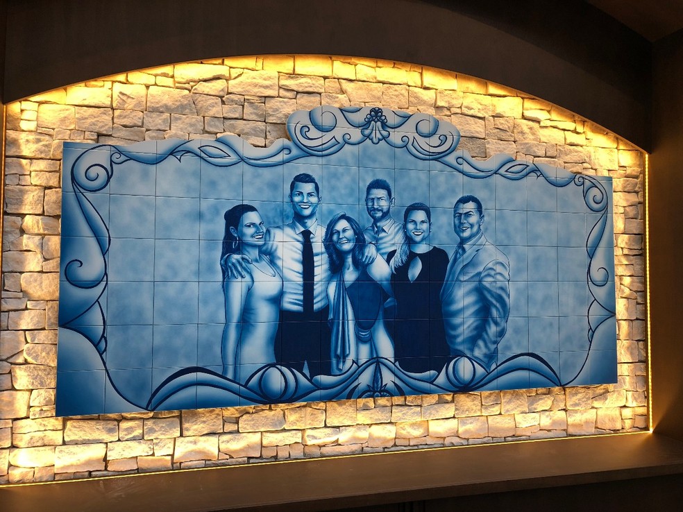 Mural de azulejos da família de Cristiano Ronaldo no restaurante — Foto: Divulgação