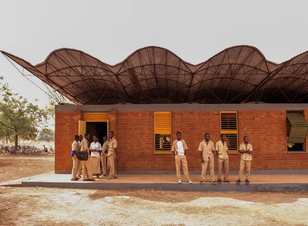 Escola Secundária de Dano: uma estrutura em treliça, em forma de corpo de peixe, sustenta o telhado de metal (Foto: Kéré Architecture / Divulgação)