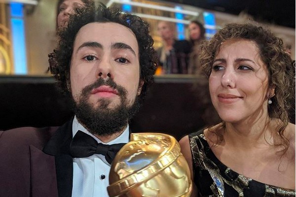 O ator e comediante Ramy Youssef  com a irmã na cerimônia do Globo de Ouro 2020 (Foto: Instagram)