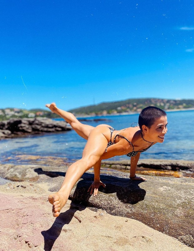Pérola Faria capricha em pose de yoga (Foto: Reprodução/Instagram)