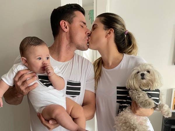 Cacau Colucci e o marido, Bruno Lima, com o filho, Arthur, e a cadela, Cindy (Foto: Instagram/@cacaucolucci/Reprodução)