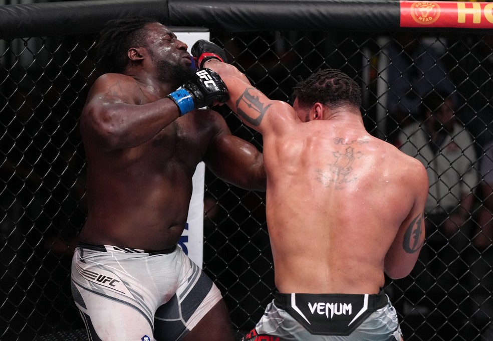 Devin Clark ncauteou William Knight no UFC Luque x Muhammad 2 — Foto: Getty Images