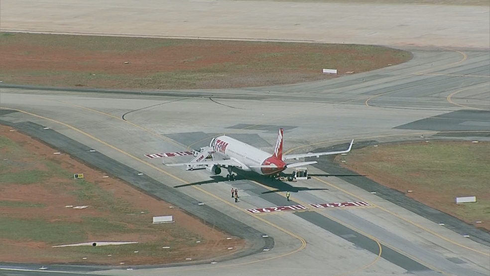 AviÃ£o da Latam em manutenÃ§Ã£o apÃ³s estourar pneu durante pouso no Aeroporto de BrasÃ­lia (Foto: TV Globo/ReproduÃ§Ã£o)