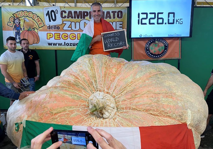 O italiano entrou para o livro dos recordes com uma abóbora que pesa mais do que um carro de pequeno porte (Foto: Guiness World Records)