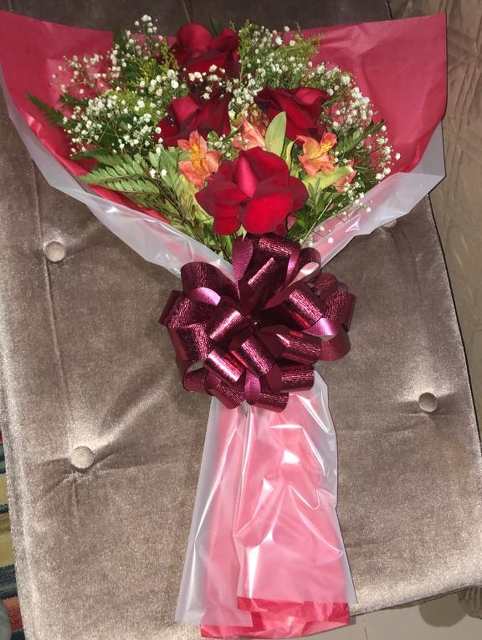 A policial contou que recebeu flores da ex-mulher do suspeito, após saber da agrssão — Foto: Arquivo pessoal/Marizane Machado 