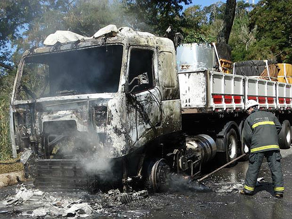 Fogo destruiu cabine e uma das bobinas transportadas por carreta na BR-116 em Muriaé (Foto: Silvan Alves/Divulgação)